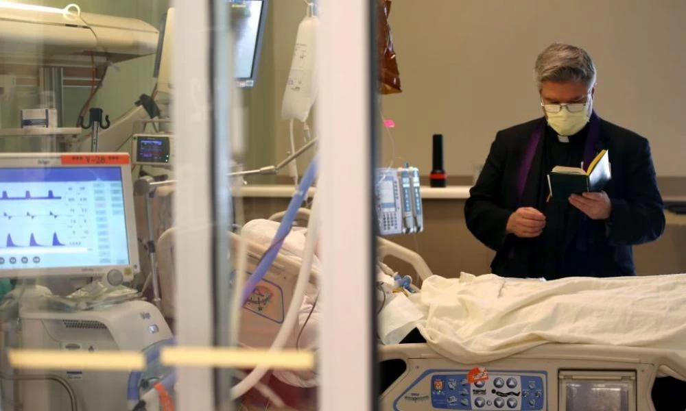 Μόσιαλος: Τo 99,9% των εισαγωγών στα νοσοκομεία των ΗΠΑ είναι ανεμβολιάστοι